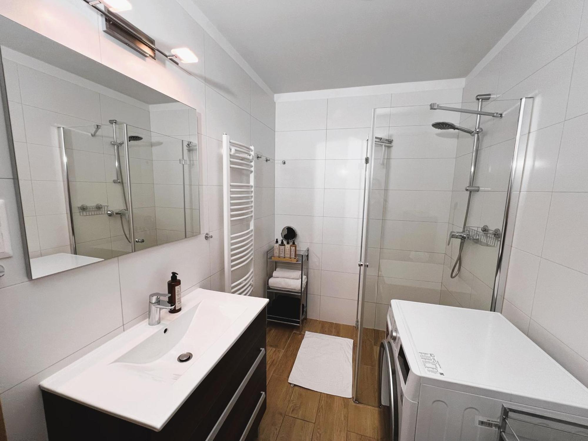 Luxe Central Studio With Pool, Parking & Ac บูดาเปสต์ ภายนอก รูปภาพ